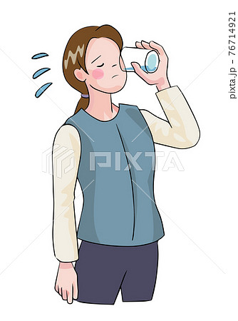コップで水を飲む女性 76714921