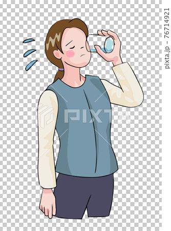 コップで水を飲む女性 76714921
