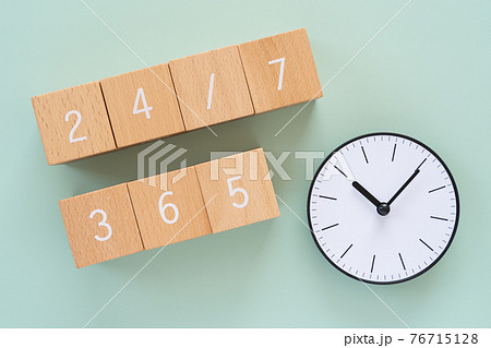 24時間365日|「24/7 365」と書かれた積み木ブロックと時計 24時間365日|「24/7 365」と書かれた積み木ブロックと時計 76715128