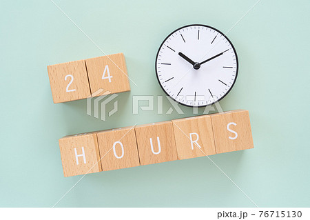 24時間｜「24HOURS」と書かれた積み木ブロックと時計 76715130
