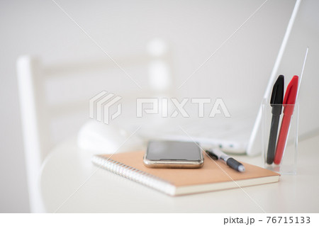 リモートワーク・テレワークのデスク風景 76715133