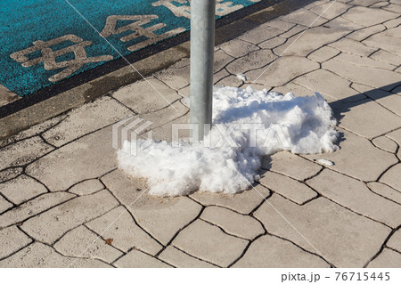 広場に残った雪 広場に残った雪 76715445