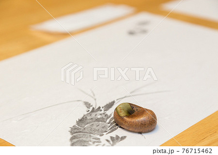 料理を並べる前のテーブル 76715462