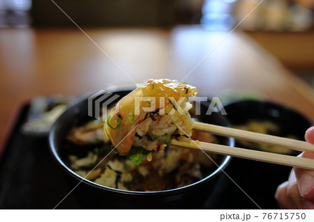 平目のヅケ丼を食べる 平目のヅケ丼を食べる 76715750