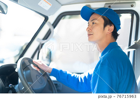 運転する配送スタッフ 運転する配送スタッフ 76715963