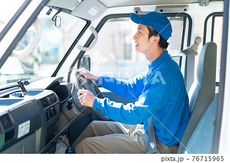 運転する配送スタッフ 76715965