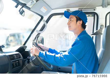 運転する配送スタッフ 76715966