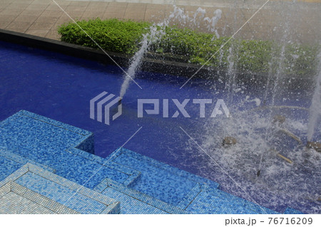 都会の中の噴水 76716209