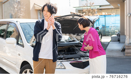 車が故障して困っているカップル 76716276