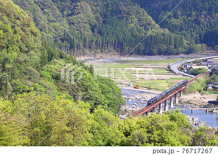新緑の久大本線と、JR九州の豪華クルーズトレイン「ななつ星in九州」 新緑の久大本線と、JR九州の豪華クルーズトレイン「ななつ星in九州」 76717267