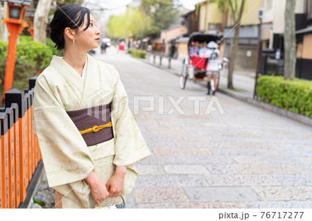 京都白川に観光にきた女性 京都白川に観光にきた女性 76717277