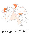 スマホを見ながらベッドに横になるふたりの女の子 76717633