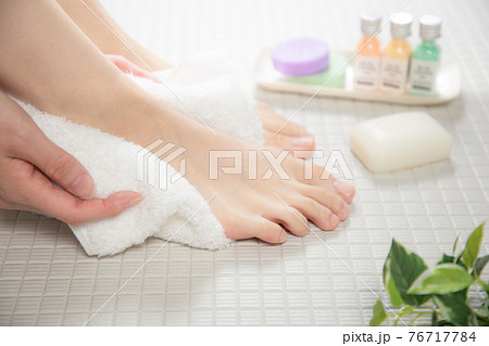 バスルームで足のケアをしているイメージ 76717784