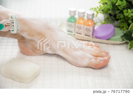 シェーバーで無駄毛を剃っていく様子 シェーバーで無駄毛を剃っていく様子 76717790