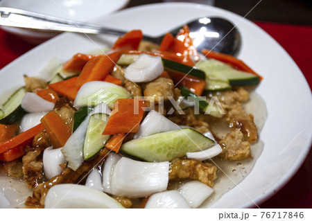 豚肉 野菜 皿 76717846