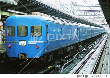 東京へ向かう寝台特急富士号の24系客車の写真素材 [76717921] - PIXTA