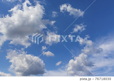 爽やかな綿雲の空 76718030