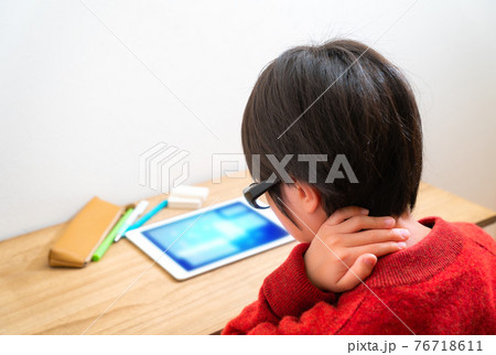 タブレットで学習するめがねをかけた子供 タブレットで学習するめがねをかけた子供 76718611