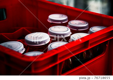 牛乳箱と牛乳瓶 牛乳箱と牛乳瓶 76718655