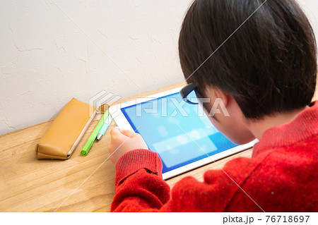 タブレットで学習するめがねをかけた子供 タブレットで学習するめがねをかけた子供 76718697