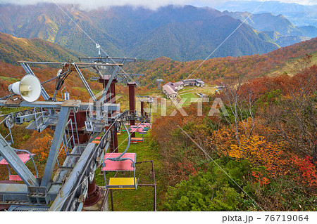 秋の群馬県 谷川岳天神峠駅(天神峠リフト)展望台から谷川岳ロープウェイ天神平駅方面を見る 76719064