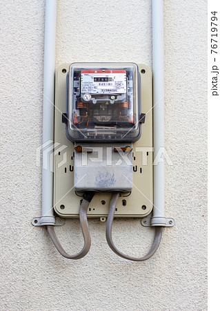 白い壁についている電気メーター　 76719794