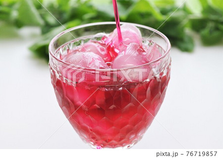 グラスに注いだ冷たい飲み物　赤紫蘇（シソ）ジュース 76719857