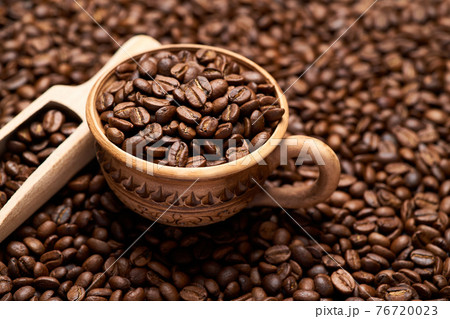 Background or texture made of roasted brown coffee beans 76720023