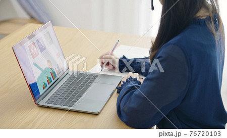 オンラインで勉強する女性　オンラインセミナー　eラーニング 76720103