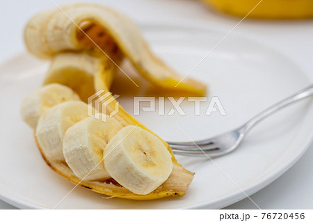 一口大にカットされたバナナ フルーツカット 完熟してスイートスポットがあるバナナの写真素材