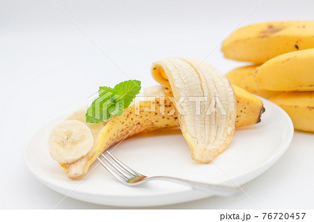 一口大にカットされたバナナ フルーツカット 完熟してスイートスポットがあるバナナ 一口大にカットされたバナナ フルーツカット 完熟してスイートスポットがあるバナナ 76720457