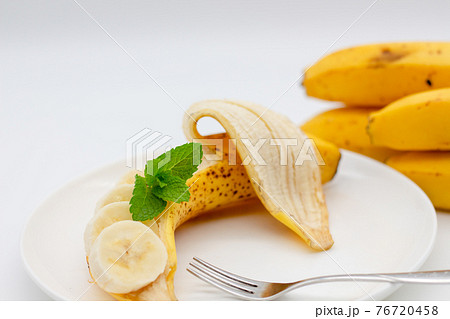 一口大にカットされたバナナ フルーツカット 完熟してスイートスポットがあるバナナの写真素材
