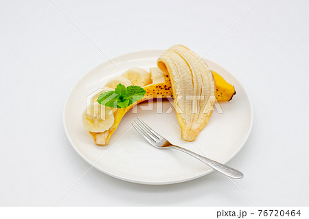 一口大にカットされたバナナ フルーツカット 完熟してスイートスポットがあるバナナの写真素材