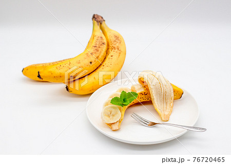 一口大にカットされたバナナ フルーツカット 完熟してスイートスポットがあるバナナの写真素材