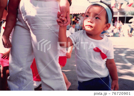 昔のフィルム写真　運動会にて　お母さんの手を握る男の子 76720901
