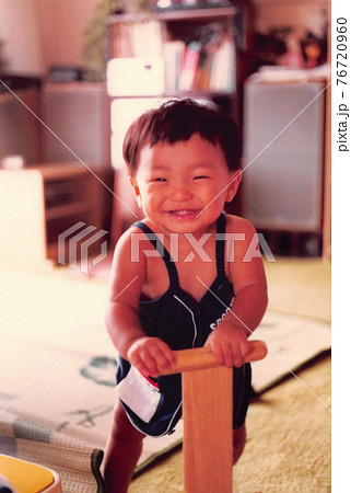 昔のフィルム写真 木の車で遊ぶ笑顔の男の子 昔のフィルム写真 木の車で遊ぶ笑顔の男の子 76720960