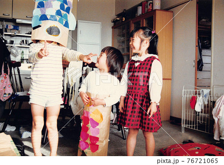 昔のフィルム写真 こどもの日 鯉のぼりの工作で遊ぶ男の子と女の子の三兄弟 昔のフィルム写真 こどもの日 鯉のぼりの工作で遊ぶ男の子と女の子の三兄弟 76721065