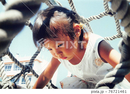 昔のフィルム写真　公園の遊具で遊ぶ女の子 76721461