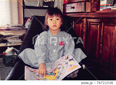 昔のフィルム写真 本を読む女の子 昔のフィルム写真 本を読む女の子 76721536