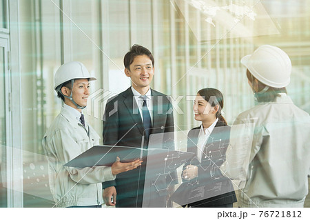 ビジネスとデジタル　作業員　イメージ 76721812