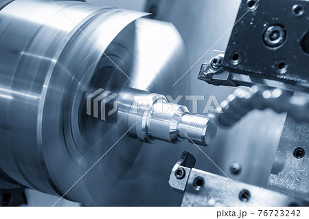 The  CNC lathe machine thread cutting. 76723242