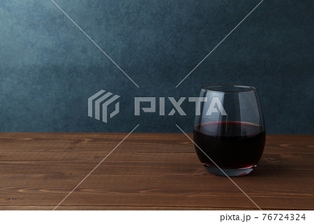 グラスに注いだ 赤ワイン テーブル 76724324