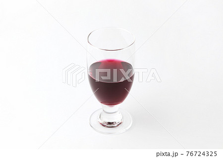 グラスに注いだ 赤ワイン 白背景 76724325