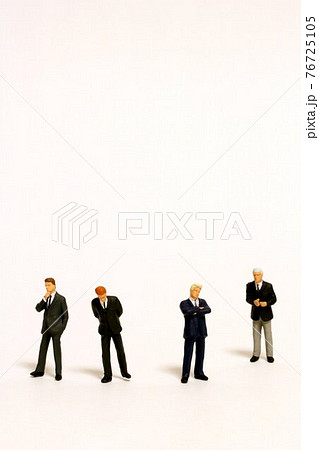 何かを言おうとする人と考え込む人 speaking man & considering men 76725105