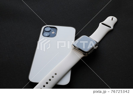 白いスマートフォンとスマートウォッチが黒い背景に 白いスマートフォンとスマートウォッチが黒い背景に 76725342