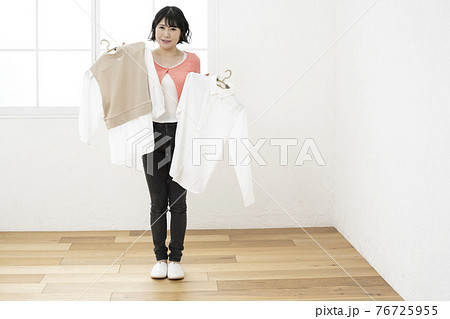 どの服にしようか選ぶ女性の写真素材 76725955 Pixta