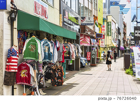 神奈川・横須賀] 横須賀の「どぶ板通り商店街」飾ってあるスカジャン。の写真素材 [76726040] - PIXTA