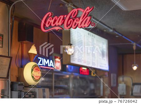 [神奈川・横須賀] アメリカンファストフードで輝くコカ・コーラのネオンサインロゴ。 76726042