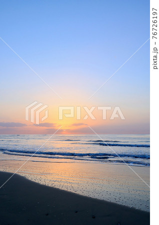 久慈浜海岸の日出 4月中旬 茨城県日立市 久慈浜海岸の日出 4月中旬 茨城県日立市 76726197
