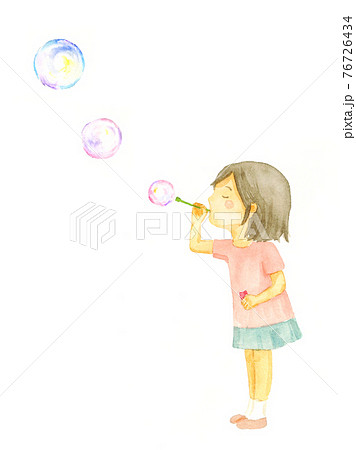 シャボン玉を吹く女の子の水彩イラストのイラスト素材